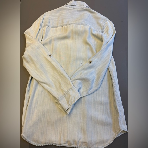 GAP Blue Relaxed Button Down light wash denim Collared shirt women's size Small - Picture 5 of 7